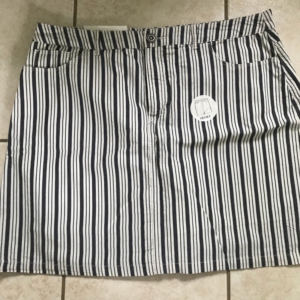 NWT skort